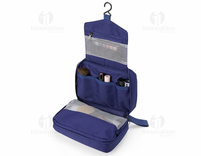 Necessaire com 3 compartimentos em tons de azul e branco.