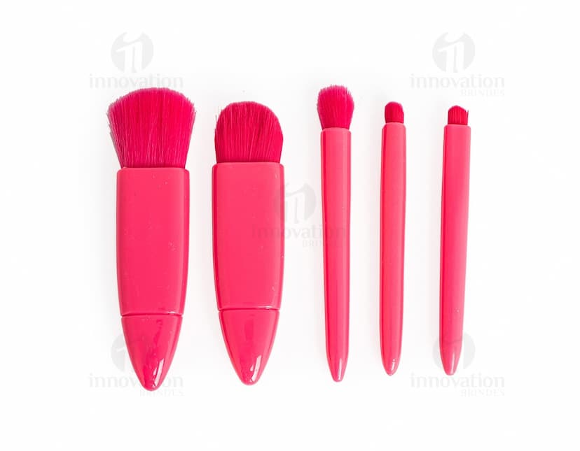 Kit Pincel 5 Peças: conjunto de cinco pincéis de diferentes tamanhos e formatos para maquiagem.