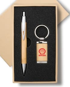 Kit contendo uma caneta e um chaveiro feitos de bambu.