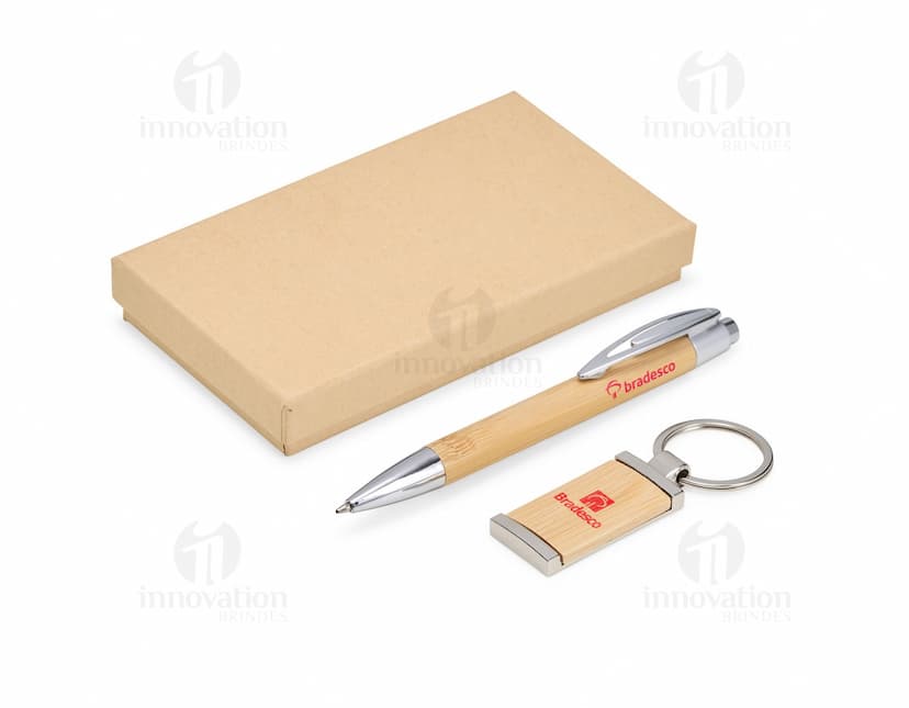 Kit contendo uma caneta e um chaveiro feitos de bambu.