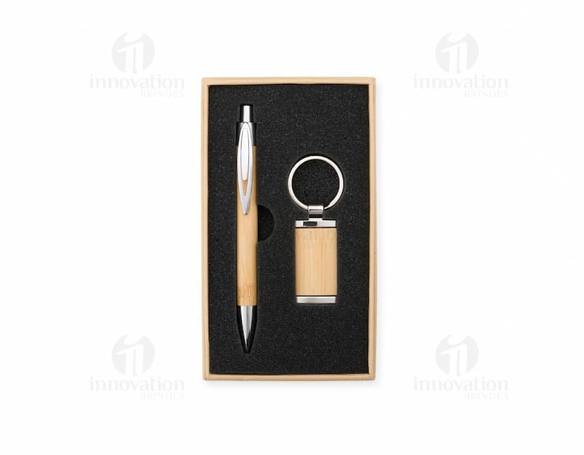 Kit contendo uma caneta e um chaveiro feitos de bambu.