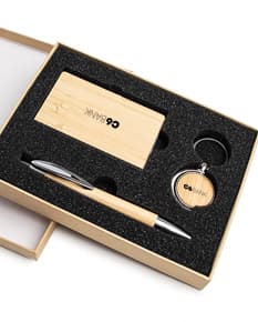 Kit Executivo Ecológico 3 Peças em tons de marrom e bege, contendo uma agenda, uma caneta e um bloco de anotações personalizados.
