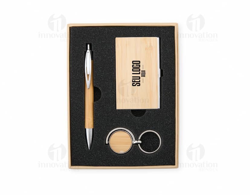 Kit Executivo Ecológico 3 Peças em tons de marrom e bege, contendo uma agenda, uma caneta e um bloco de anotações personalizados.