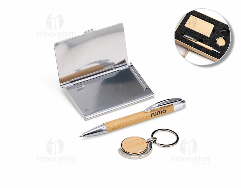 Kit Executivo Ecológico 3 Peças em tons de marrom e bege, contendo uma agenda, uma caneta e um bloco de anotações personalizados.