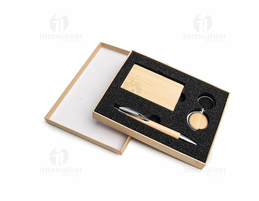 Kit Executivo Ecológico 3 Peças em tons de marrom e bege, contendo uma agenda, uma caneta e um bloco de anotações personalizados.