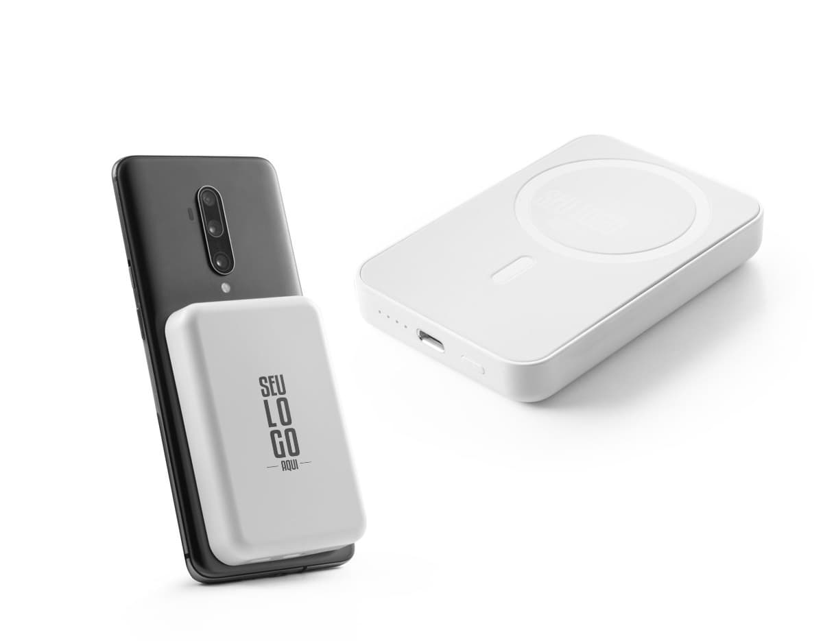 Escaneador de alta tecnologia com teclado e tela de computador, utilizado para comunicação e armazenamento de dados. Possui conexão wireless e alto-falante integrado, além de ser compacto e portátil. Ideal para uso em escritórios e ambientes empresariais. Coloração preta e prateada, feito de plástico resistente e durável. Inclui botões de controle e keypads para facilitar a utilização.