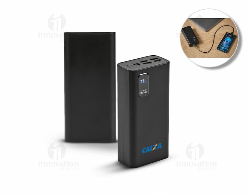 Equipamento moderno de tecnologia, uma bateria portátil em lítio com capacidade de 30.000 mAh, em um design preto e prata. Ideal para armazenamento e fornecimento de energia para dispositivos eletrônicos móveis, com conexão USB e botões de controle. Perfeito para uso em casa, escritório, estúdio ou em festas, garantindo entretenimento com alta qualidade de som através de seu alto-falante estéreo embutido.