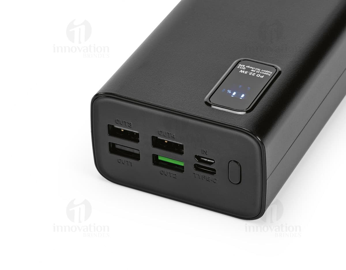 Equipamento moderno de tecnologia, uma bateria portátil em lítio com capacidade de 30.000 mAh, em um design preto e prata. Ideal para armazenamento e fornecimento de energia para dispositivos eletrônicos móveis, com conexão USB e botões de controle. Perfeito para uso em casa, escritório, estúdio ou em festas, garantindo entretenimento com alta qualidade de som através de seu alto-falante estéreo embutido.