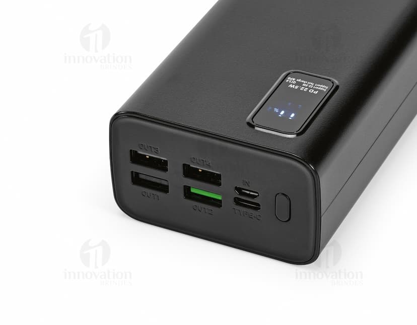 Equipamento moderno de tecnologia, uma bateria portátil em lítio com capacidade de 30.000 mAh, em um design preto e prata. Ideal para armazenamento e fornecimento de energia para dispositivos eletrônicos móveis, com conexão USB e botões de controle. Perfeito para uso em casa, escritório, estúdio ou em festas, garantindo entretenimento com alta qualidade de som através de seu alto-falante estéreo embutido.
