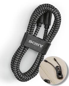 Cabo USB-C de carregamento rápido preto sobre fundo branco.