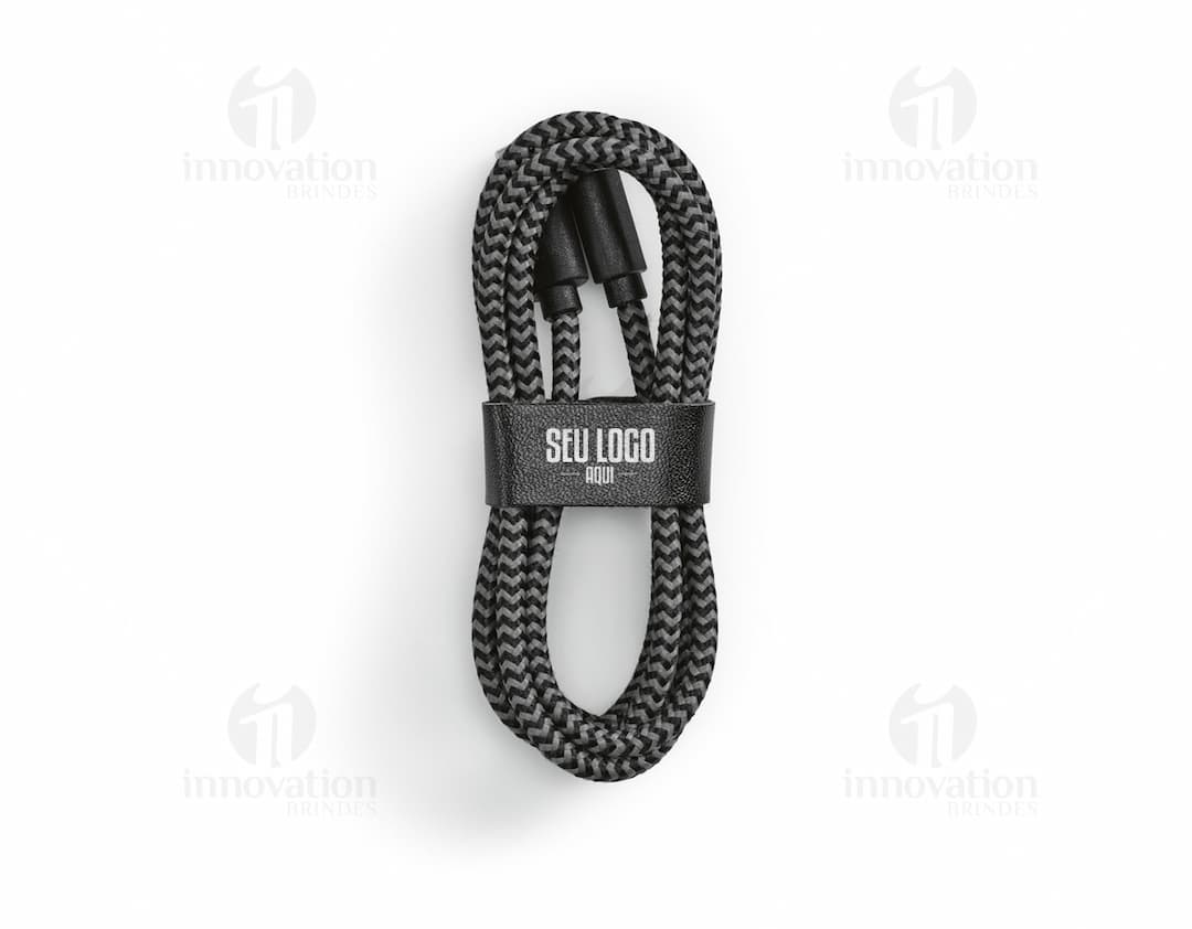 Cabo USB-C de carregamento rápido preto sobre fundo branco.