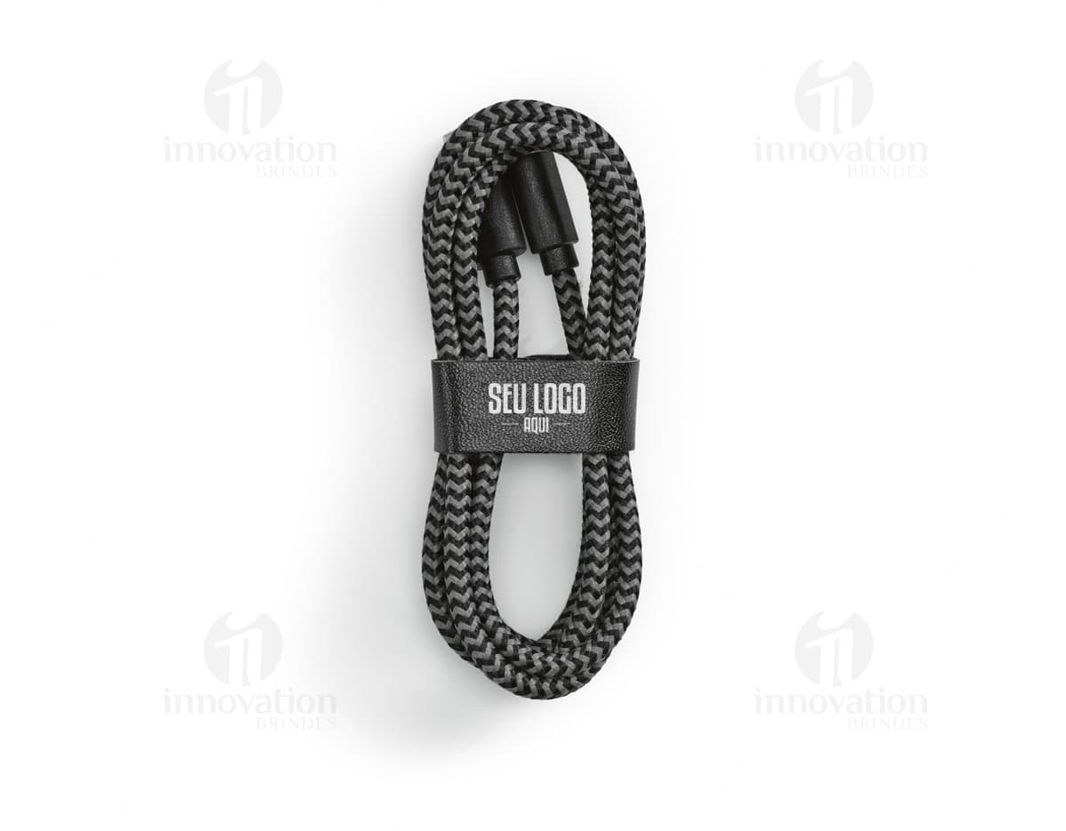 Cabo USB-C de carregamento rápido preto sobre fundo branco.