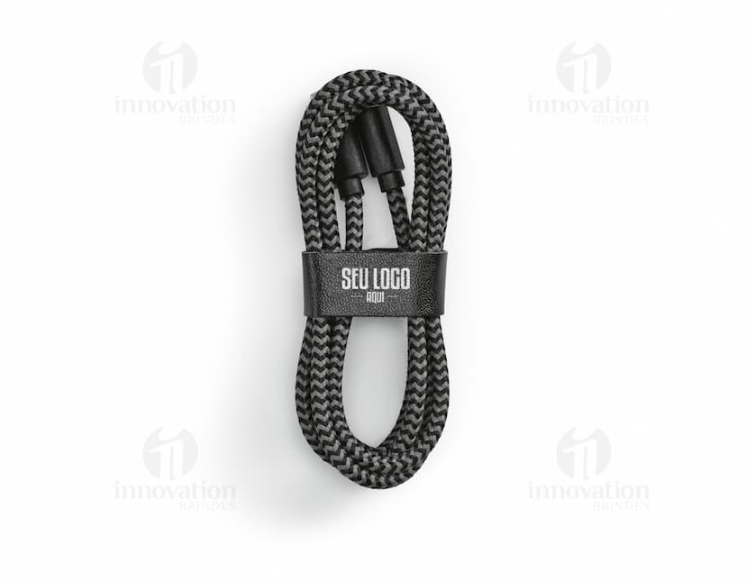 Cabo USB-C de carregamento rápido preto sobre fundo branco.