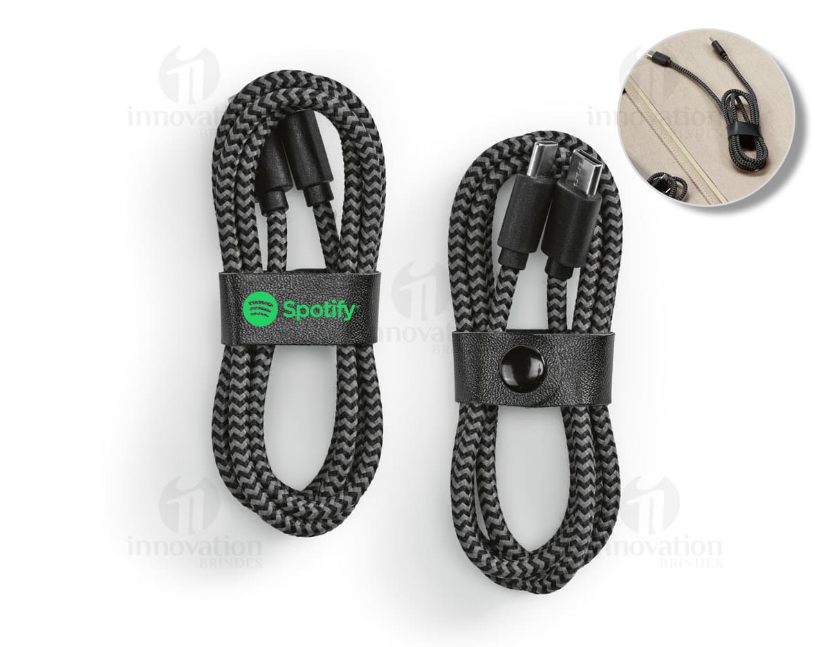 Cabo USB-C de carregamento rápido preto sobre fundo branco.