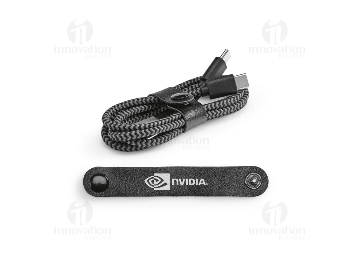Cabo USB-C de carregamento rápido preto sobre fundo branco.