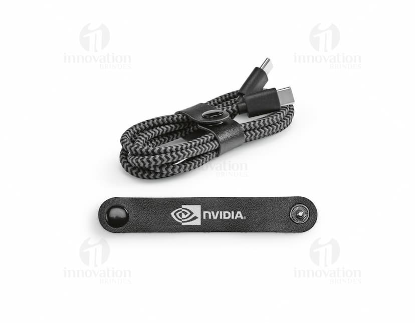 Cabo USB-C de carregamento rápido preto sobre fundo branco.