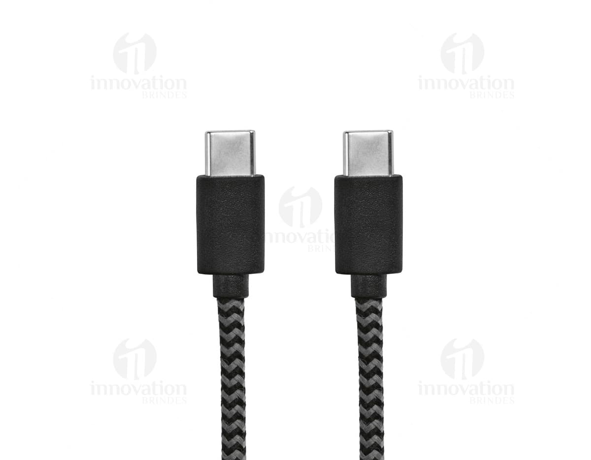 Cabo USB-C de carregamento rápido preto sobre fundo branco.