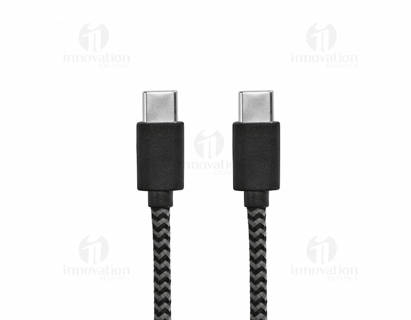 Cabo USB-C de carregamento rápido preto sobre fundo branco.