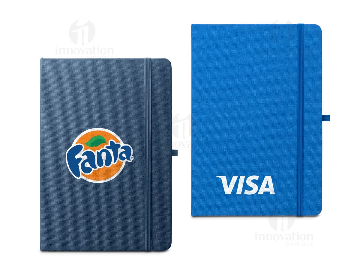 Caderno A5 de capa dura azul com elástico e marcador de páginas.