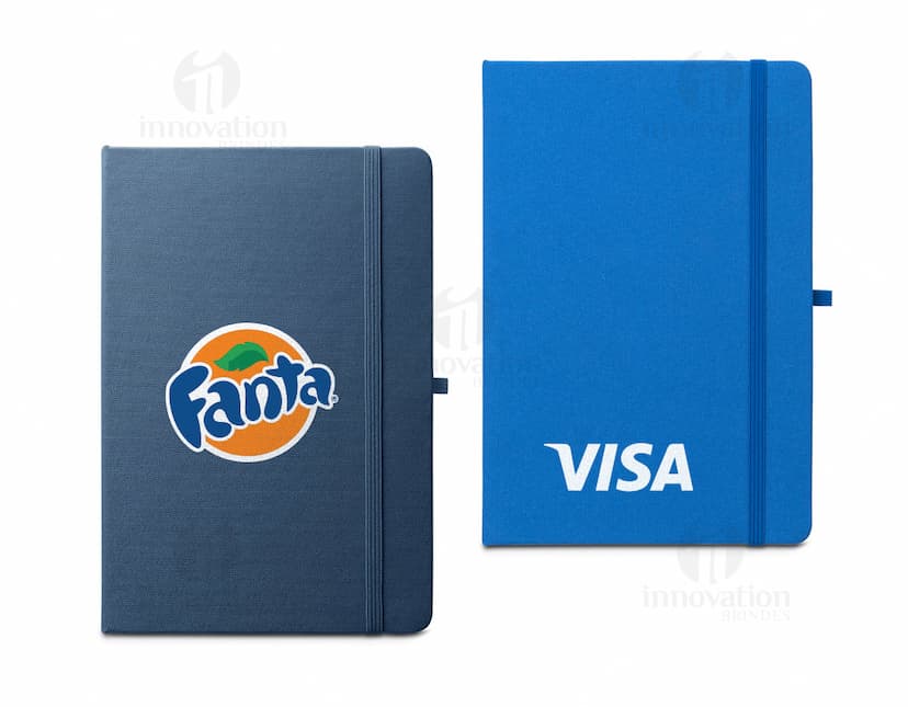 Caderno A5 de capa dura azul com elástico e marcador de páginas.