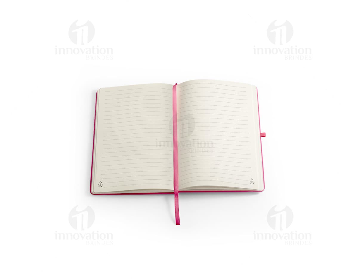 Caderno A5 de capa dura azul com elástico e marcador de páginas.