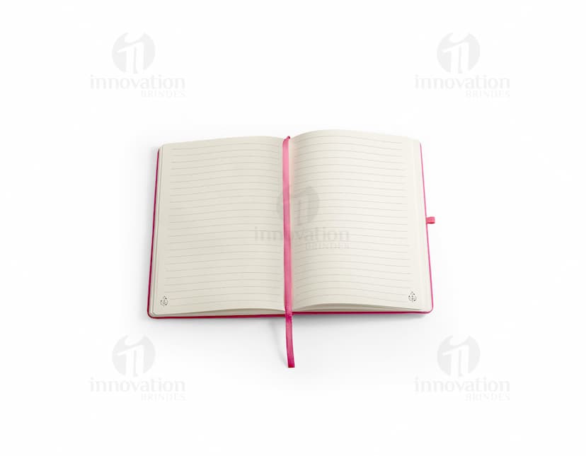 Caderno A5 de capa dura azul com elástico e marcador de páginas.