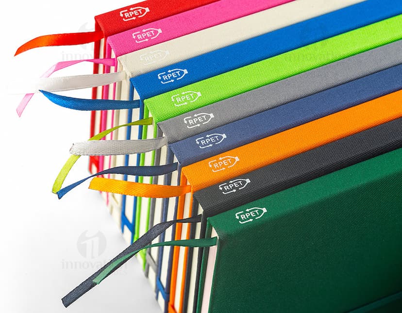 Caderno A5 de capa dura azul com elástico e marcador de páginas.
