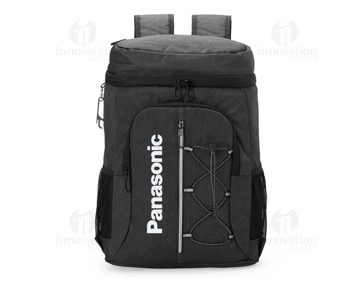 Bolsa Térmica de 32 Litros em material resistente, ideal para viagens e transporte de objetos. Design moderno em metal e couro, com alças para facilitar o transporte. Excelente opção para manter a temperatura de bebidas e alimentos durante o trajeto.