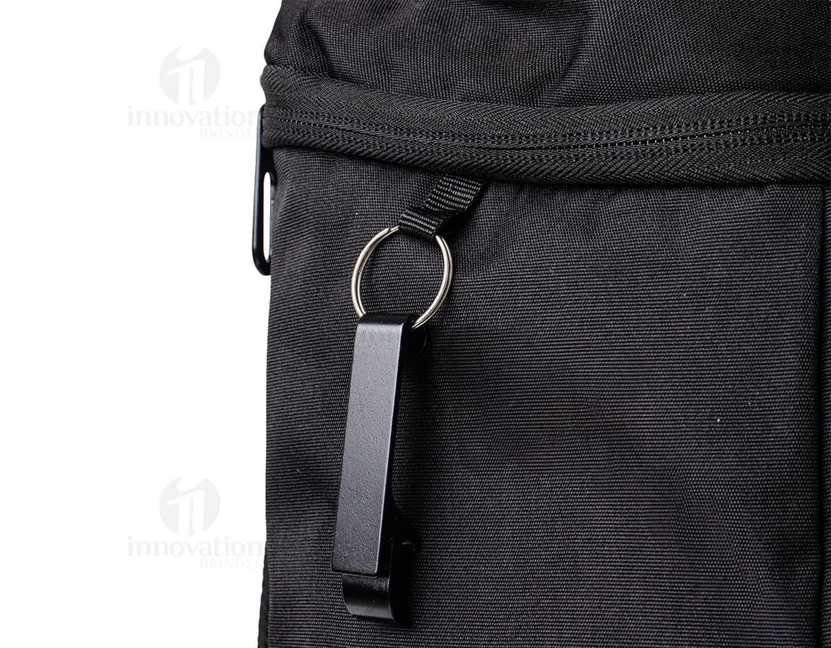 Bolsa Térmica de 32 Litros em material resistente, ideal para viagens e transporte de objetos. Design moderno em metal e couro, com alças para facilitar o transporte. Excelente opção para manter a temperatura de bebidas e alimentos durante o trajeto.