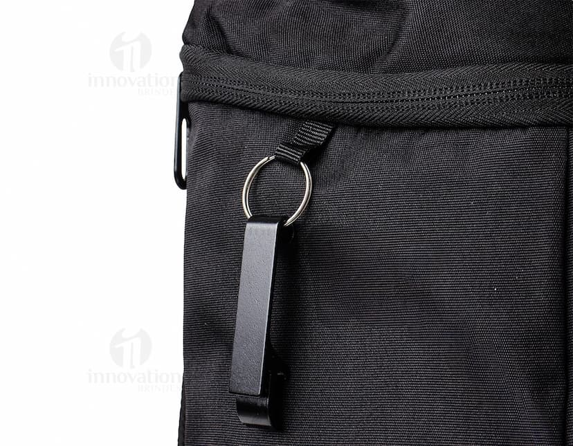 Bolsa Térmica de 32 Litros em material resistente, ideal para viagens e transporte de objetos. Design moderno em metal e couro, com alças para facilitar o transporte. Excelente opção para manter a temperatura de bebidas e alimentos durante o trajeto.
