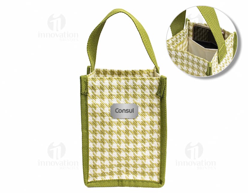 Sacola compacta de poliéster na cor azul com alças de nylon e fecho de zíper.