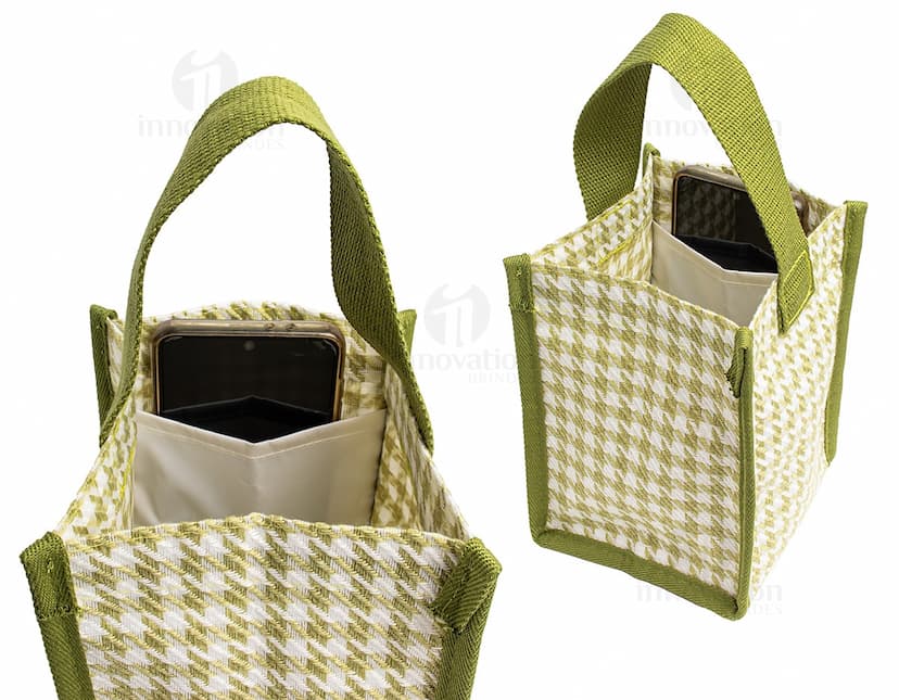 Sacola compacta de poliéster na cor azul com alças de nylon e fecho de zíper.