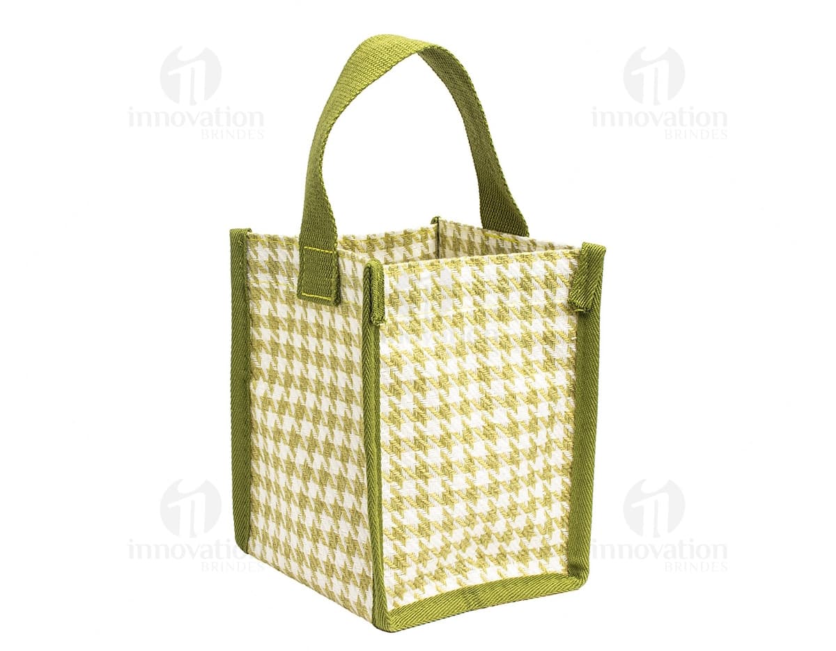 Sacola compacta de poliéster na cor azul com alças de nylon e fecho de zíper.