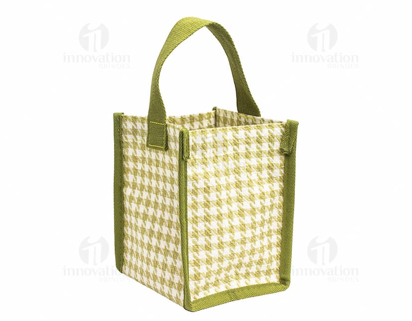 Sacola compacta de poliéster na cor azul com alças de nylon e fecho de zíper.
