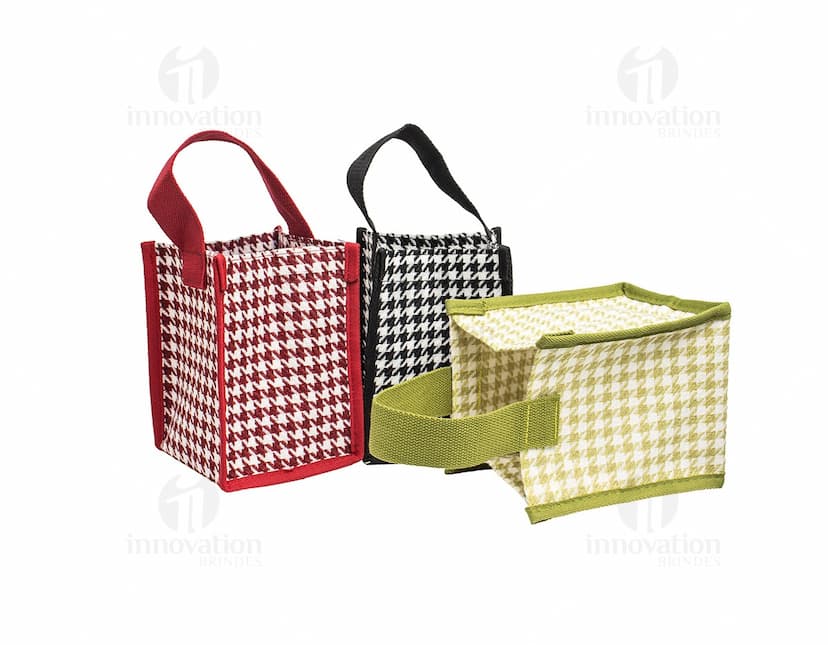 Sacola compacta de poliéster na cor azul com alças de nylon e fecho de zíper.
