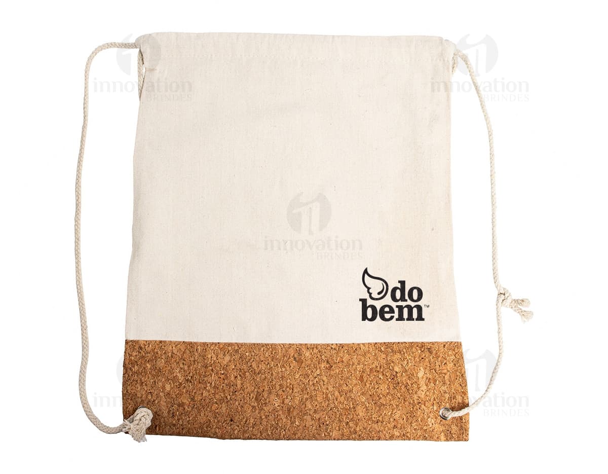 Mochila Saco de Lona e Cortiça em fundo branco.