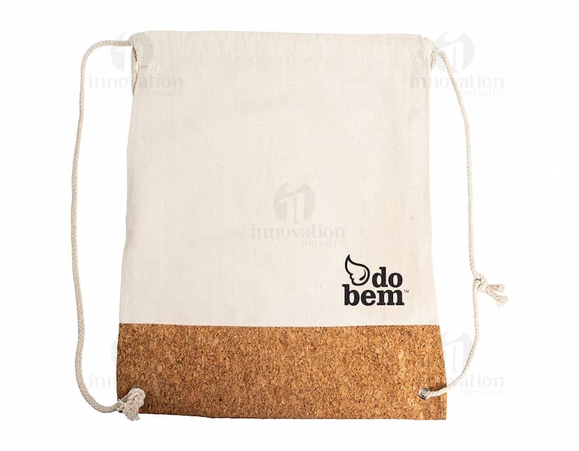 Mochila Saco de Lona e Cortiça em fundo branco.