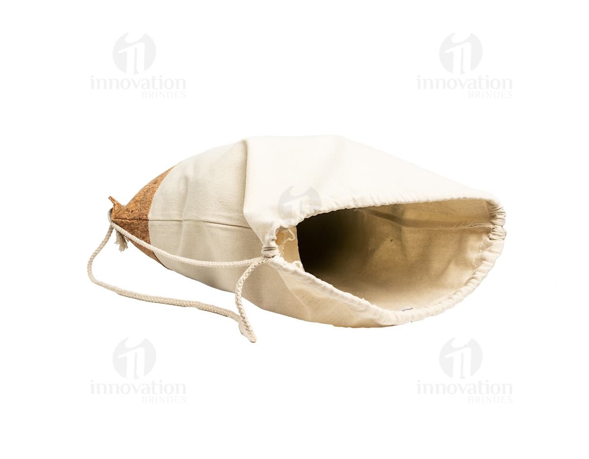 Mochila Saco de Lona e Cortiça em fundo branco.