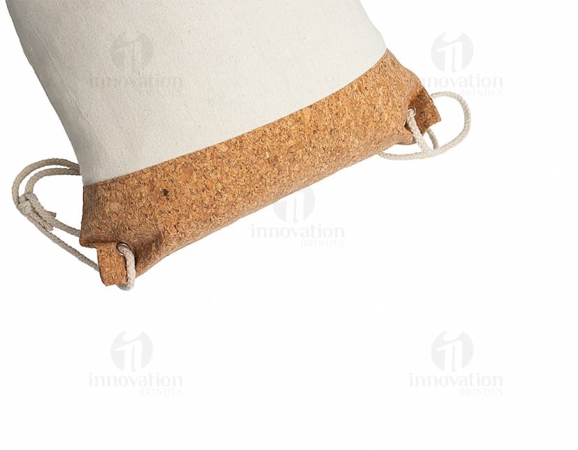 Mochila Saco de Lona e Cortiça em fundo branco.