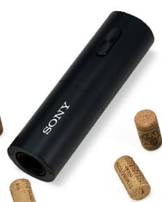 Saca-rolhas elétrico em aço inox e preto sobre fundo branco. O produto possui design elegante e moderno, ideal para abrir garrafas de vinho com facilidade e praticidade.
