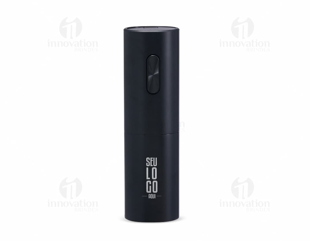 Saca-rolhas elétrico em aço inox e preto sobre fundo branco. O produto possui design elegante e moderno, ideal para abrir garrafas de vinho com facilidade e praticidade.