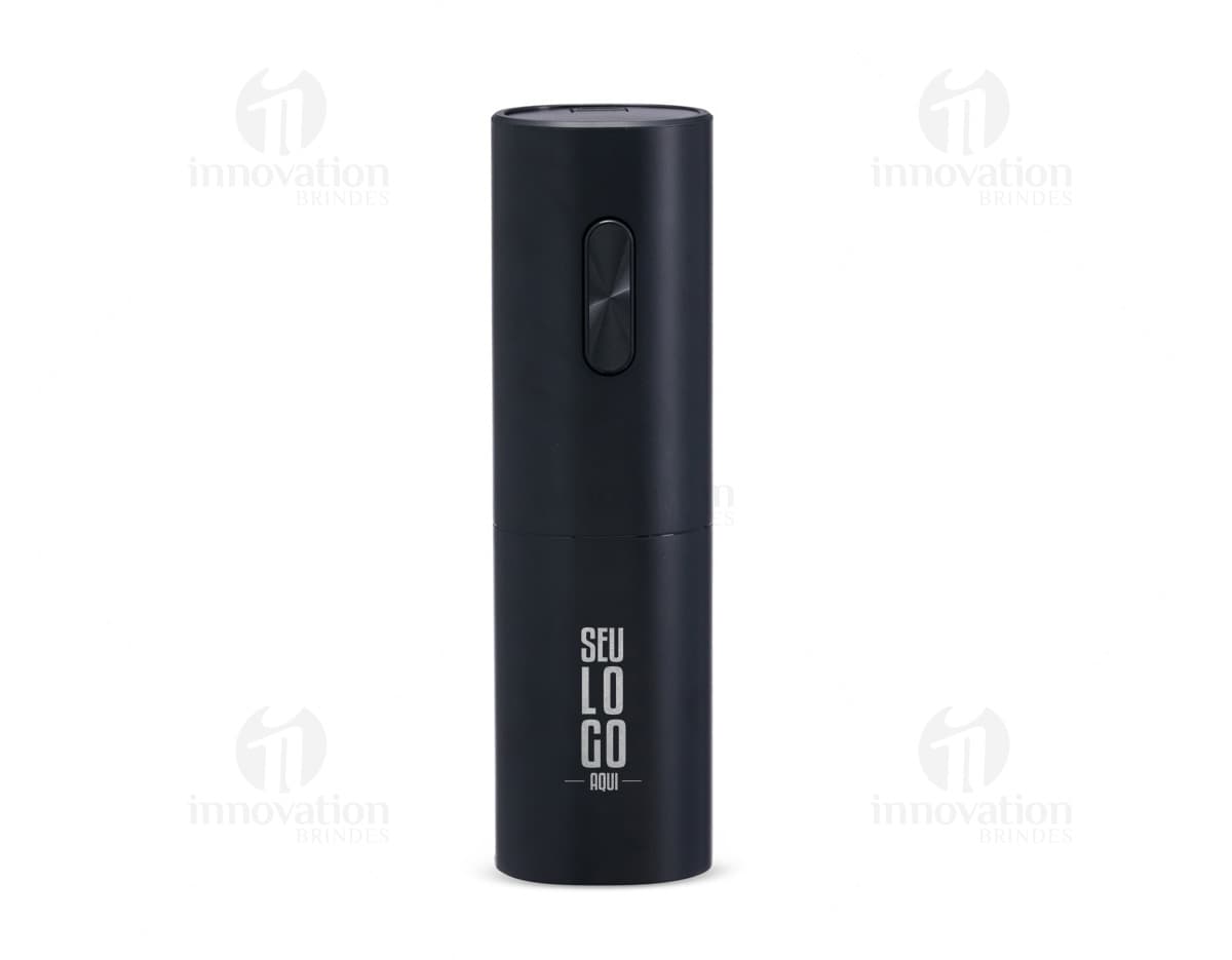 Saca-rolhas elétrico em aço inox e preto sobre fundo branco. O produto possui design elegante e moderno, ideal para abrir garrafas de vinho com facilidade e praticidade.