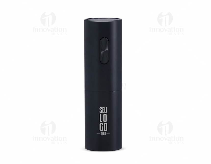 Saca-rolhas elétrico em aço inox e preto sobre fundo branco. O produto possui design elegante e moderno, ideal para abrir garrafas de vinho com facilidade e praticidade.