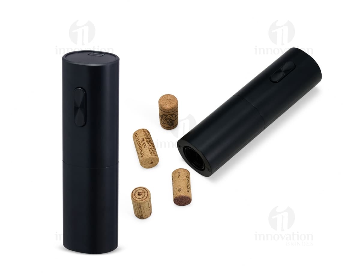 Saca-rolhas elétrico em aço inox e preto sobre fundo branco. O produto possui design elegante e moderno, ideal para abrir garrafas de vinho com facilidade e praticidade.