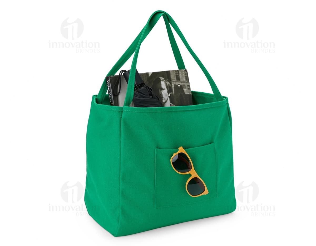 Bolsa de Lona quadriculada nas cores verde e branca, com alça de ombro e fecho de zíper na parte superior.