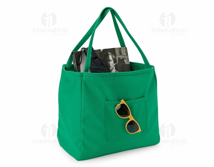 Bolsa de Lona quadriculada nas cores verde e branca, com alça de ombro e fecho de zíper na parte superior.