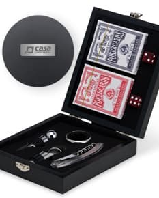 Kit de vinho elegante acompanhado de um jogo de baralho, perfeito para momentos de descontração.