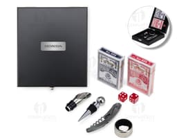 Kit de vinho elegante acompanhado de um jogo de baralho, perfeito para momentos de descontração.