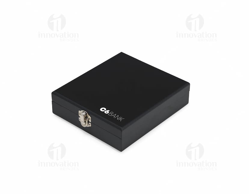 Kit de vinho elegante acompanhado de um jogo de baralho, perfeito para momentos de descontração.