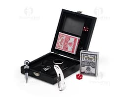 Kit de vinho elegante acompanhado de um jogo de baralho, perfeito para momentos de descontração.